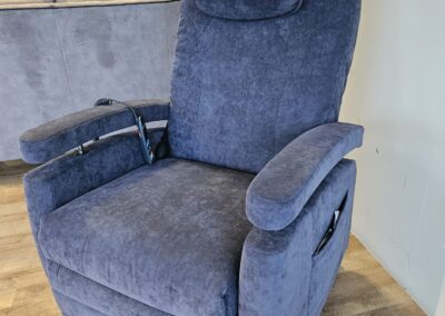 Extra brede Sta op fauteuil van Fitform.